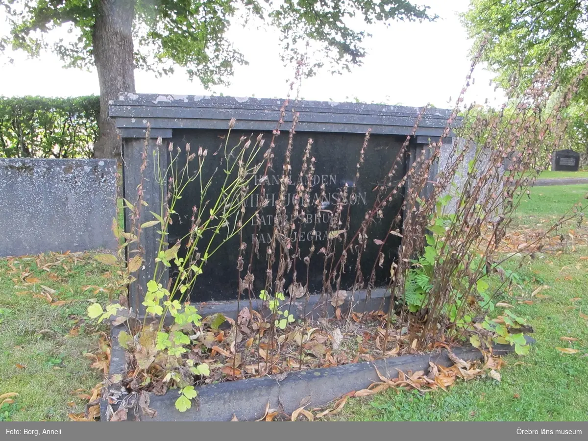 Tysslinge kyrkogård Inventering av kulturhistoriskt värdefulla gravvårdar 2012-2013, MK 317-448.
