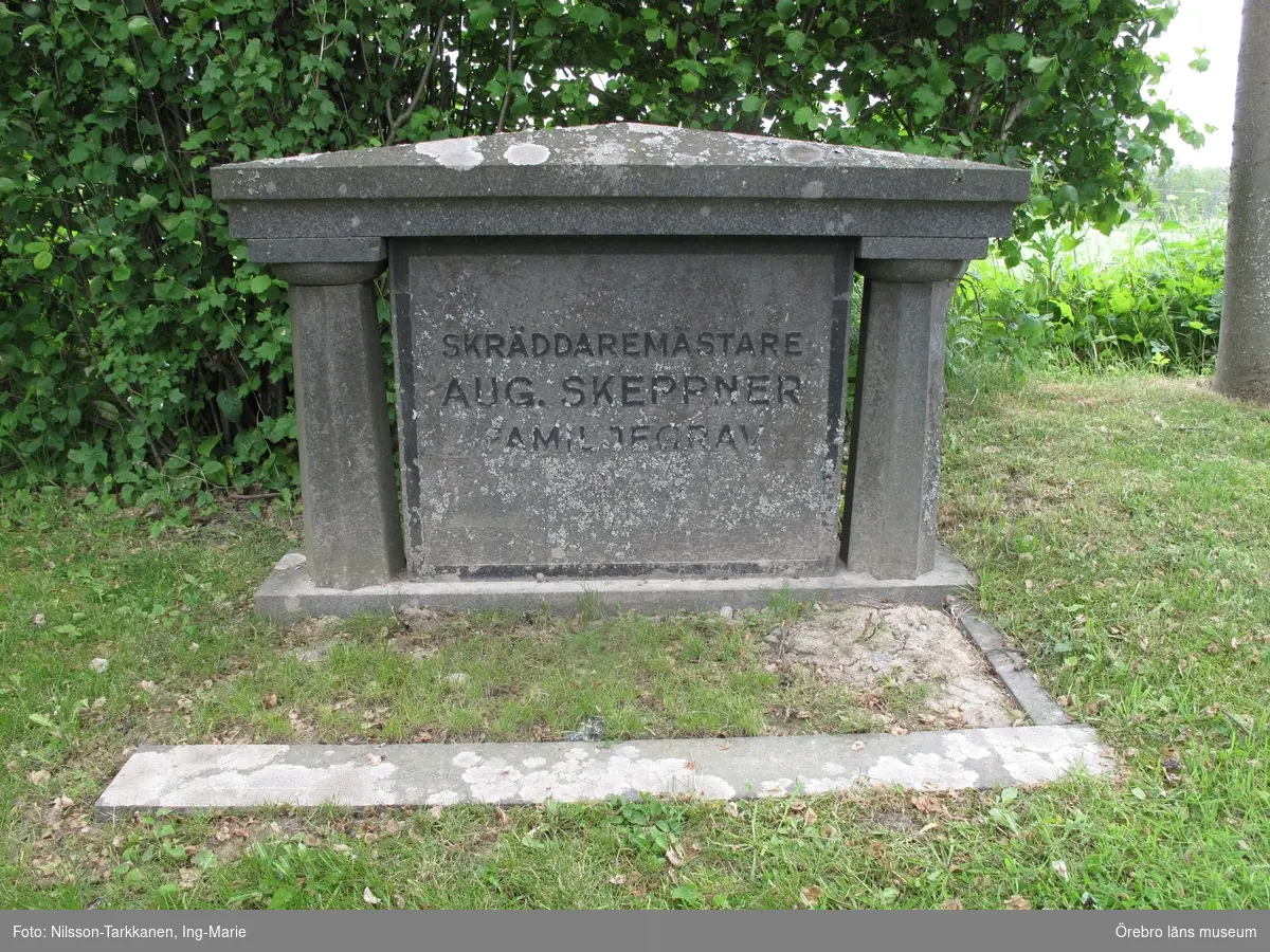Ervalla kyrkogård Inventering av kulturhistoriskt värdefulla gravvårdar 2015, Kvarter 4.