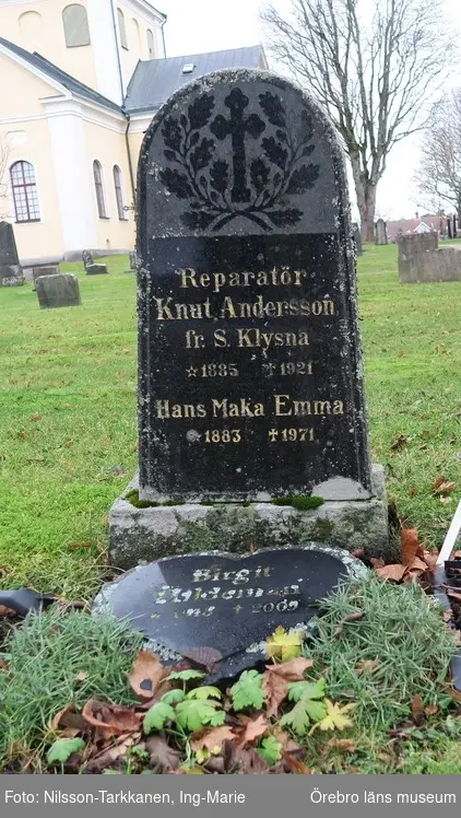 Ervalla kyrkogård Inventering av kulturhistoriskt värdefulla gravvårdar 2015, Kvarter 8.