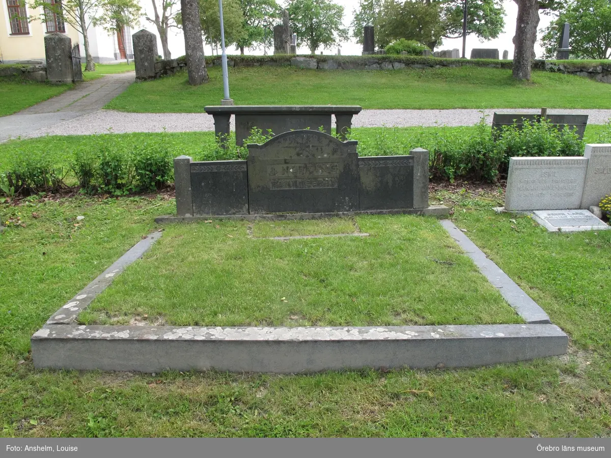 Ervalla kyrkogård Inventering av kulturhistoriskt värdefulla gravvårdar 2015, Kvarter 17.