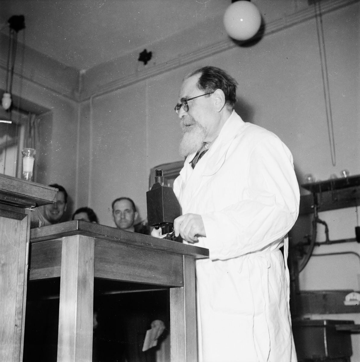 Pressvisning, man i laboratorium, Ultuna, Uppsala 1947