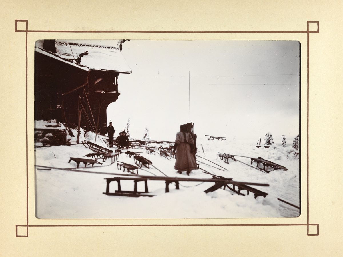 Fotoalbum med 45 fotografier fra 1897-1899. Vintermotiver fra Oslo, Akershus Festning, Oslomarka, Frognerseteren, Nydalen, Holmenkollen.