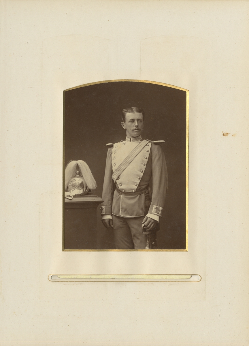 Porträtt av Carl Axel Baltzar Wachtmeister af Johannishus, löjtnant vid Livgardet till häst K 1.

Se även bild AMA.0002050.
