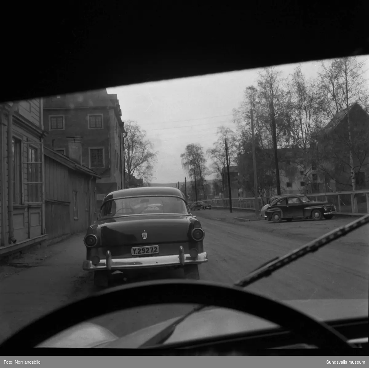Trafikbilder inifrån en bil på Norrmalmsgatan. I bilen finns en så kallad omkörningsspegel.