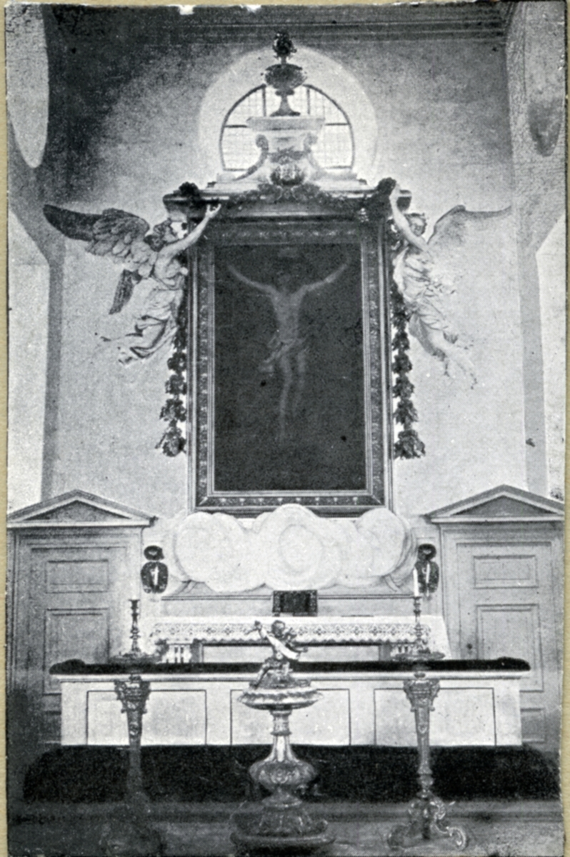 Kung Karl sn, Kungsör.
Altare och tavla med Jesus på korset, i Kung Karls kyrka.