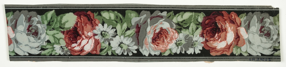 Tapetbård med girland av rosor och margueriter i nyanser av grått, rött och grönt mot svart fond.'