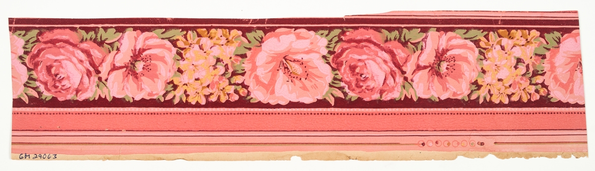 Tapetbård med en blomstergirland i skarpt rosa nyanser, med inslag av gult och grönt mot mörkröd fond.'