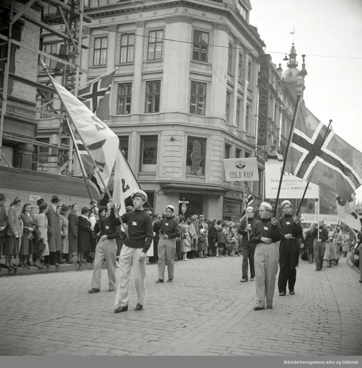 17. mai 1949. Ungdomstoget. Redningsselskapets ungdom. Karl Johans gate.