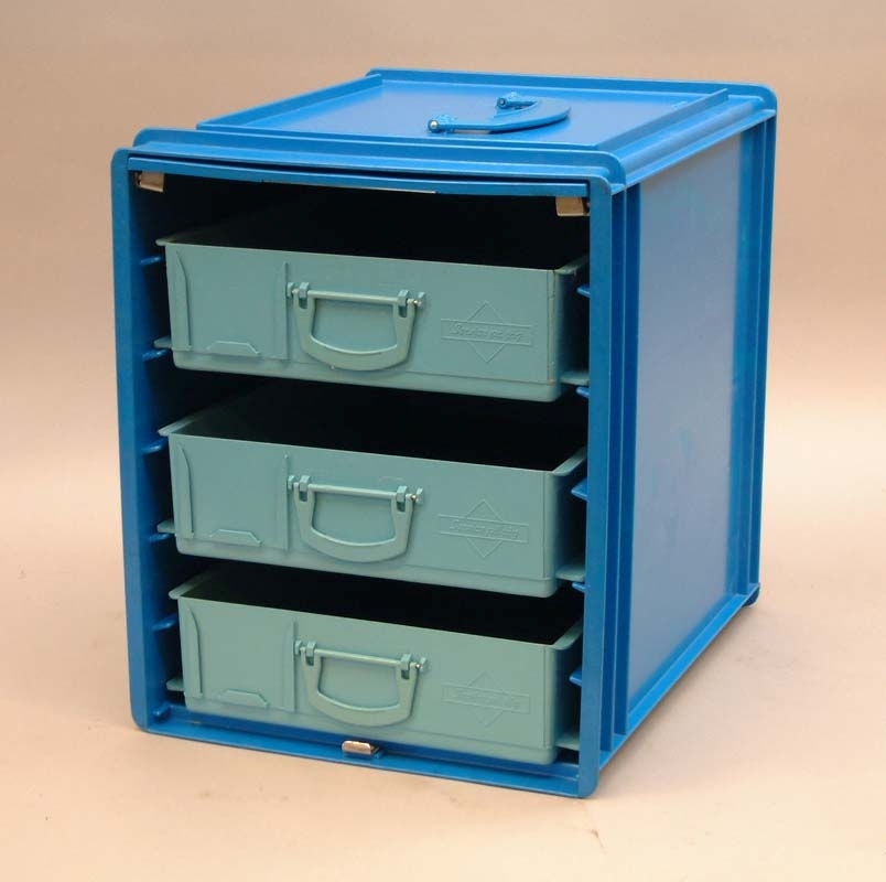 "Service på tåg". Låda av blå plast med frontlucka som kan fällas upp och skjutas
in i överkant. Hållare för adresslapp på frontluckan (bxh 152x72 mm). 
Luckan låses med ett vred av metall i nederkanten. Vid låset finns även möjlighet att
sätta hänglås eller plomb.
Lådan har 5 skenor på vardera sida invändigt för antingen brickor, 2 större lådor eller som i det här fallet, 3 mindre lådor. Bärhandtag i plast på ovansidan. Detta gick dock ofta sönder och har bytts ut till ett i metall på många andra boxar.
Boxen innehåller 3 lådor i ljusblå plast. (lxbxh 394x276x80) Alla märkta med "Service på tåg". Lådorna har för övrigt en liten etiketthållare frampå.

Se även 15333:1 som är en likadan box, fast med 2 större lådor och från TR.
