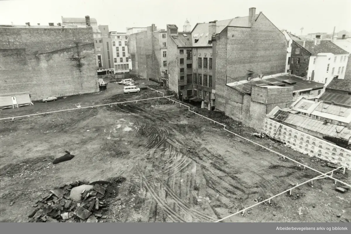 Karl Johans gate. Her skal Det Norske Teatret ligge. November 1981