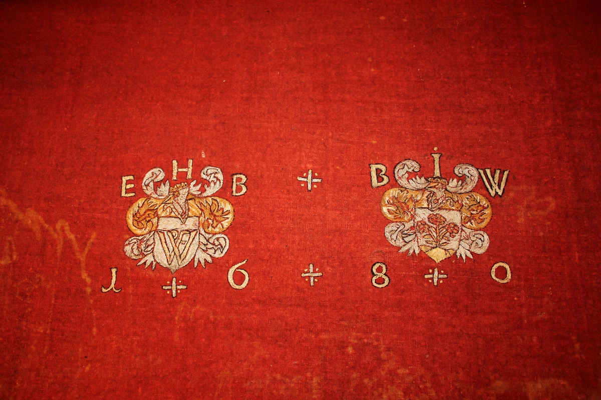Altarduk med brodert monogram og sauma kant.