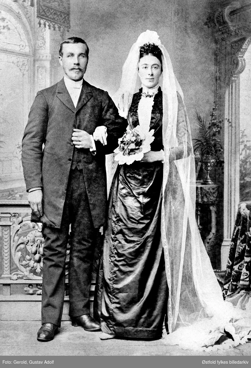 Portrett i atelier av brudeparet Johan Marensius Carlsen og Jenny Kristine Carlsen, bryllupsbilde) fra Rolvsøy 1891.