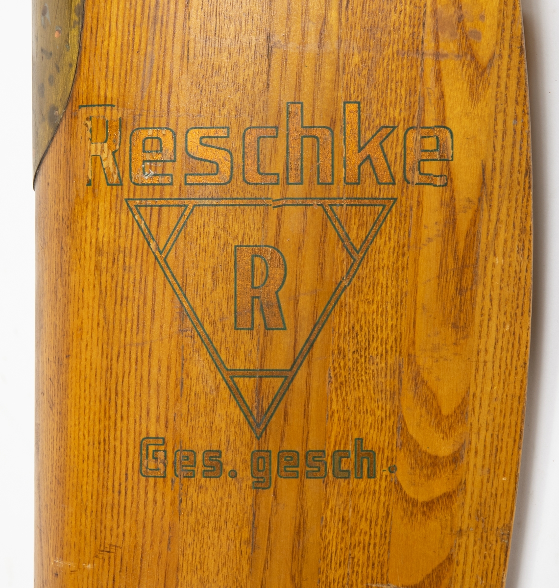Tvåbladig träpropeller av märke Reschke. Propellern är mässingsskodd.