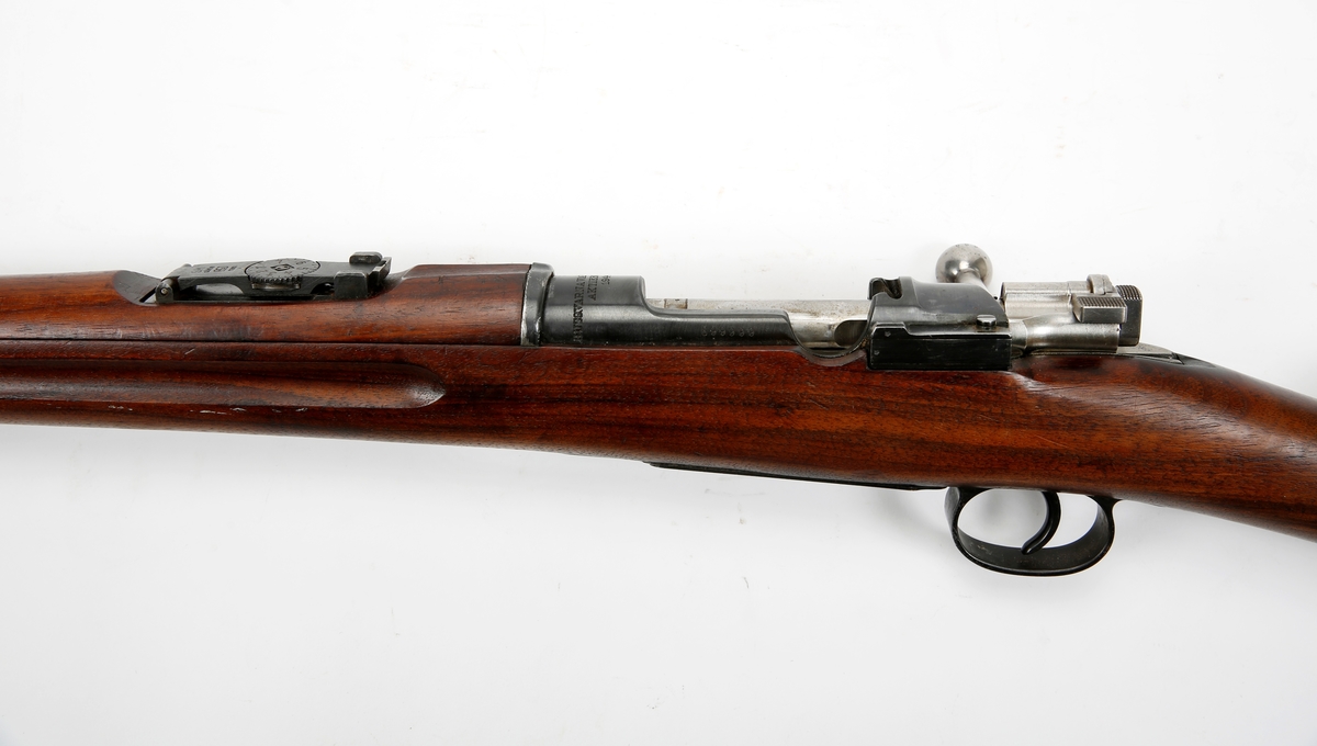 Svensk Mauser M/1896 rifle. Produsert av Husqvarna Vapenfabrik på lisens fra Mauser i Tyskland i årene 1942–1944. Kaliber 6,5 x 55 mm. Plombert