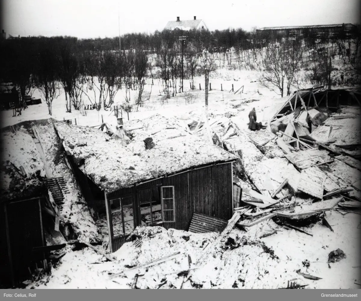 Tysk depotbrakke ved Presteveien etter et bombeangrep 27.12.1942.
