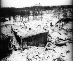 Tysk depotbrakke ved Presteveien etter et bombeangrep 27.12.