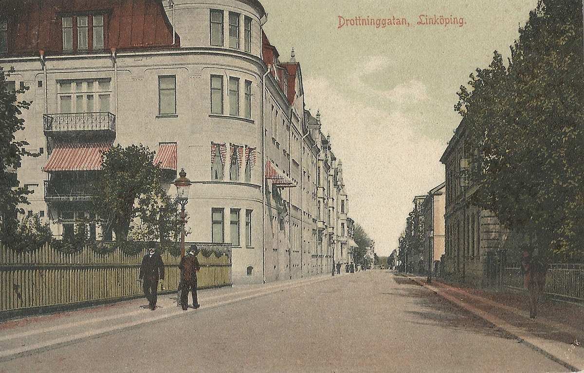 Vykort Bild från parti av Drottninggatan i Linköping i höjd med Trädgårdsföreningens entré.
Drottninggatan, 
Poststämplat 28 oktober 1907