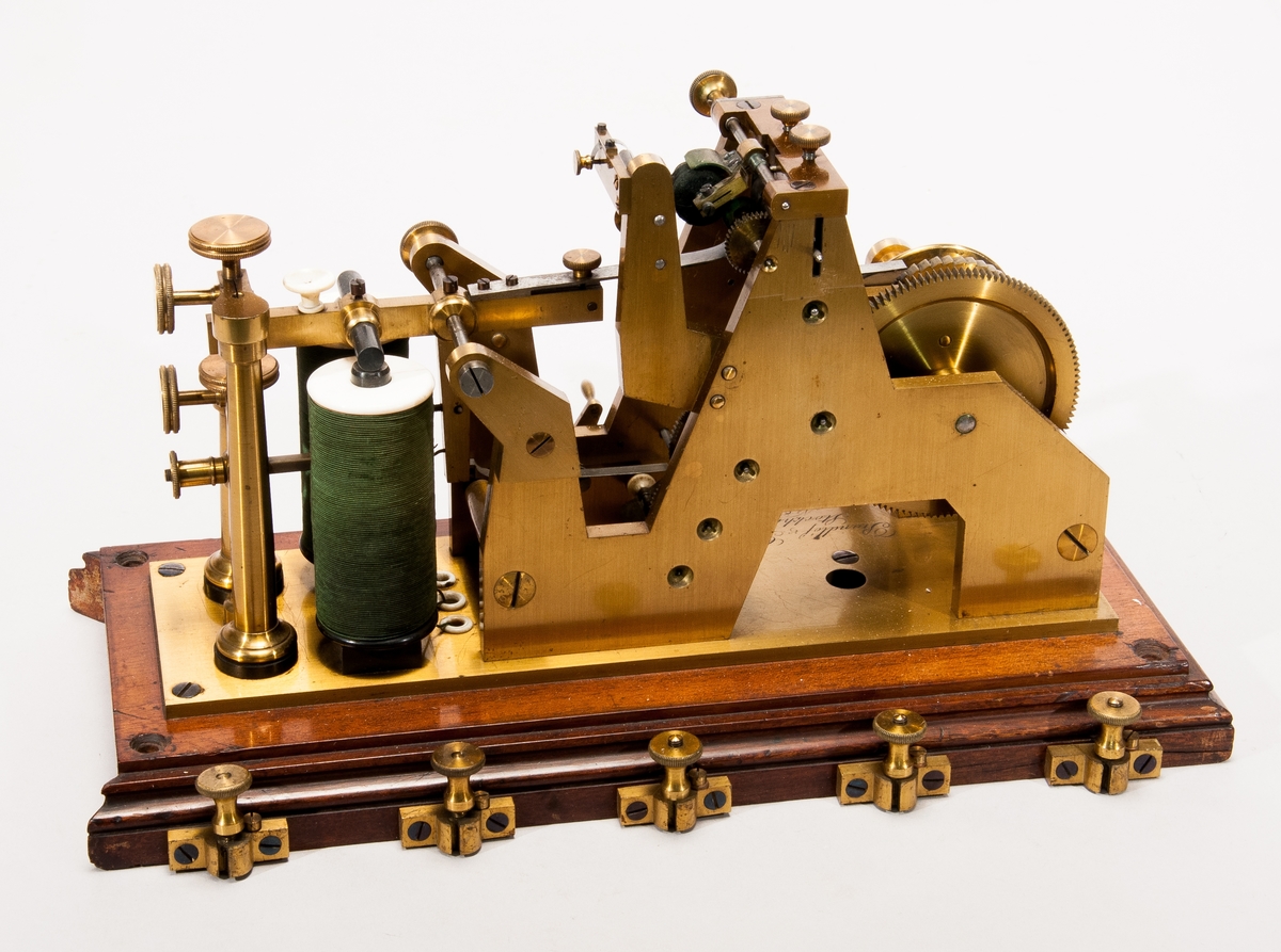 Telegrafapparat, Morse, för lod och färgskrift och reliefskrift med fem ytterkontakter. Bottenplattan är trasig.
Märkt: Rundlöf & Grandin Stockholm Nr.8