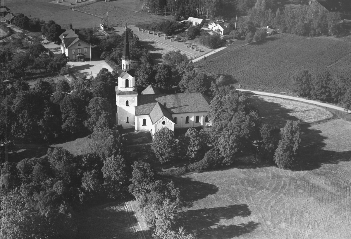 Östra Stenby kyrka från ovan 1935. Kyrka erhöll sitt nuvarande utseende efter en genomgripande ombyggnad i slutet av 1850-talet. Kyrkans äldsta delar torde kunna dateras till 1100-talet och vidare bär byggnaden spår av stora ombyggnader under 1200- och 1400-talen.