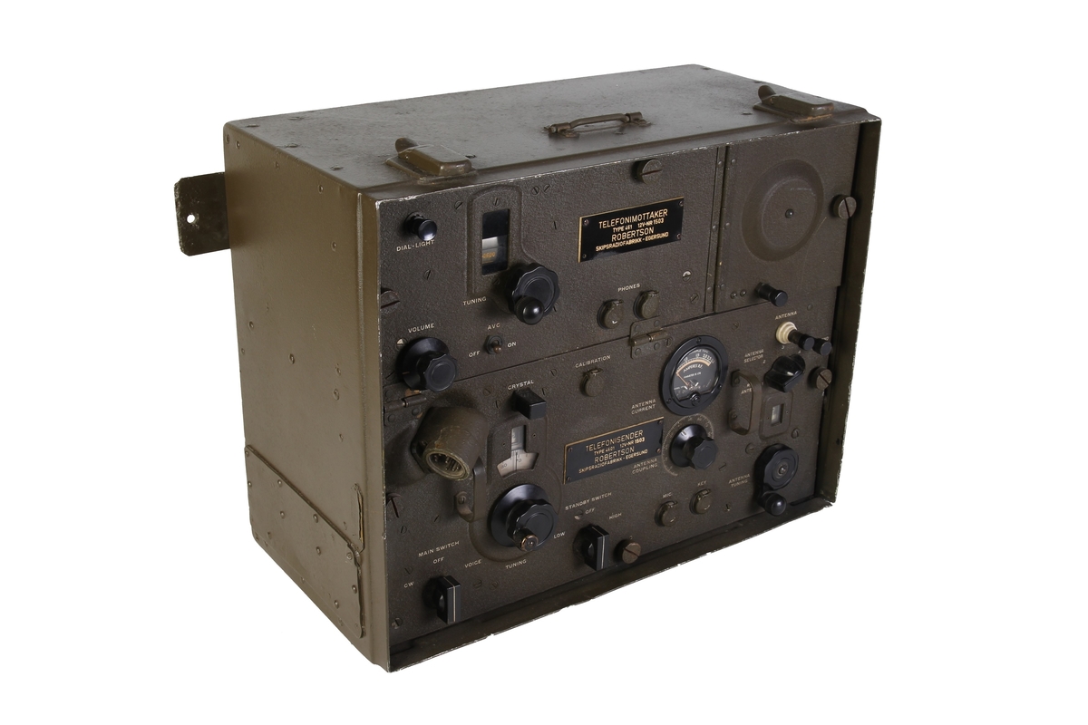 Rektangulær radiostasjon med sender og mottaker.

Telefonanlegg 12 watt. Type 4601/461. Amerikansk militæranlegg ombygget hos Robertson i 1946.