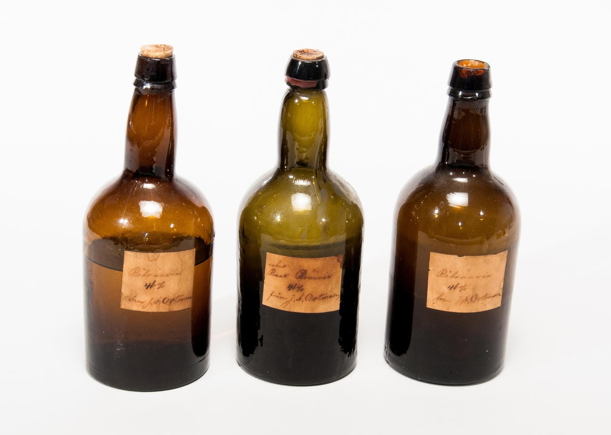 Prov på råbrännvin och renat brännvin. I flaskor av glas med etiketter: Två ex. "Råbränvin, 46%. Från J.A. Ortman"- "Enkelt Renat Bränvin, 46%. Från J.A. Ortman".