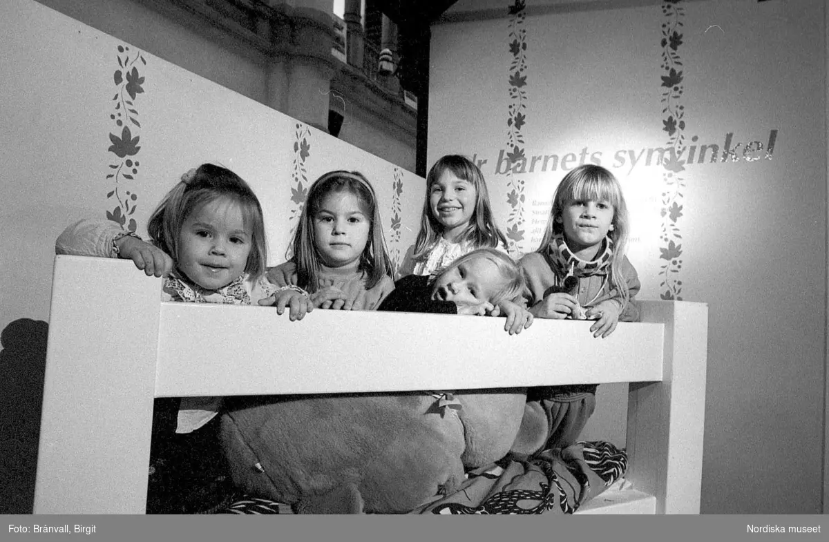 Dokumentation av Nordiska museets utställning Barnets Århundrade 26/1 1992 – 1/11 1992. Besökare i utställningen,