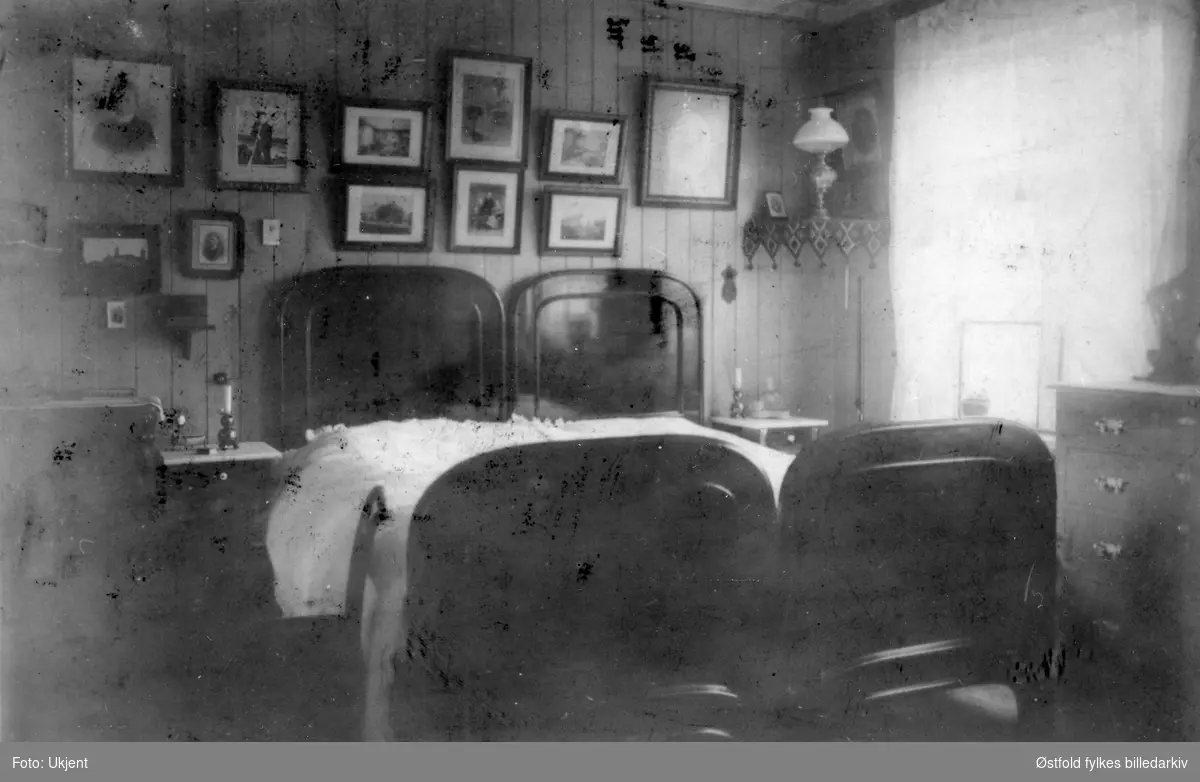 Interiør fra soverommet på Tomta, Hvidsten, ca. 1895. Fødestedet til Roald Amundsen. Hjemmet til skipsreder Jens og Olga Amundsen.