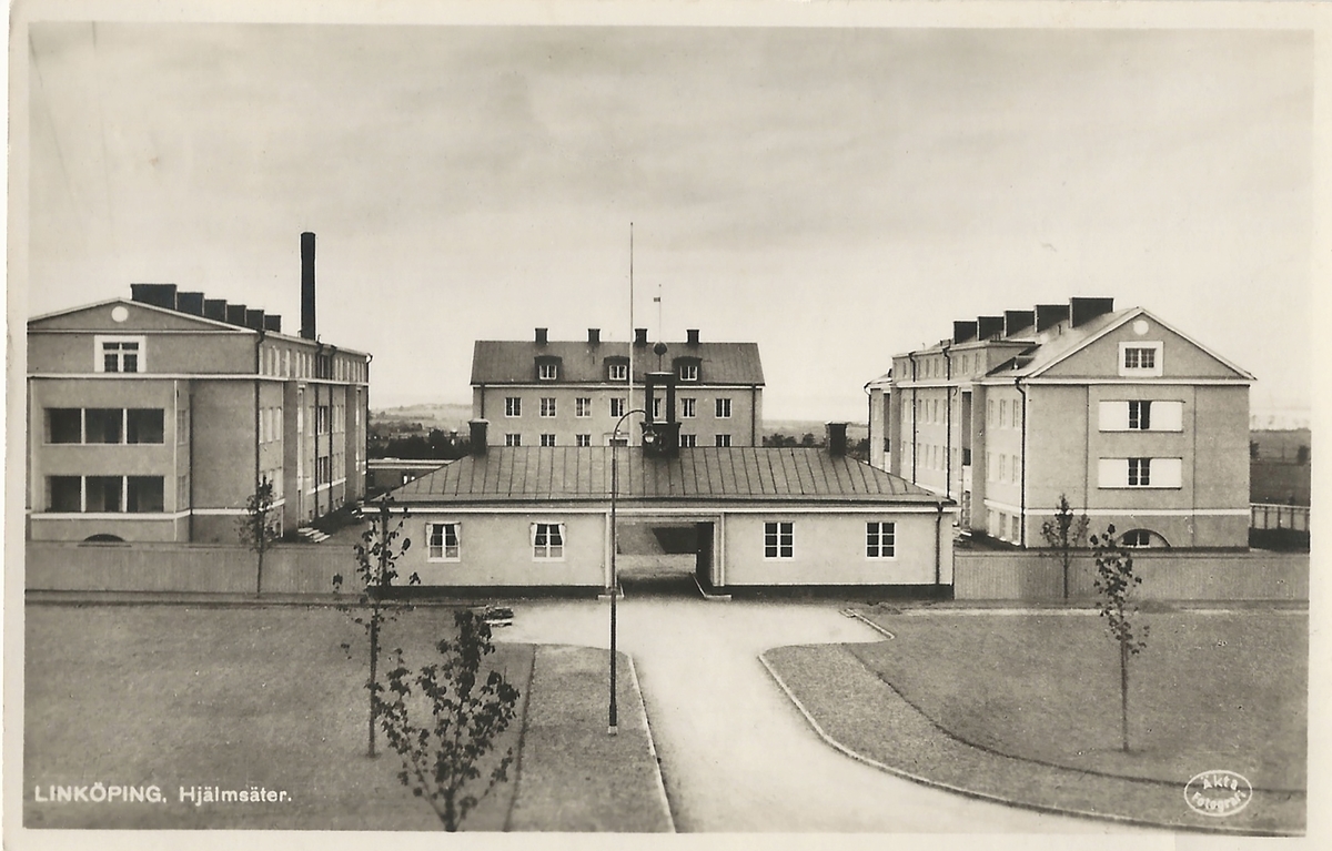 Vykort Hjälmsäters sjukhem i Linköping.
Linköping, äldreboende, sjukhem, vårdhem, Hjälmsäter, klockhuset,
Poststämplat 13 september 1932