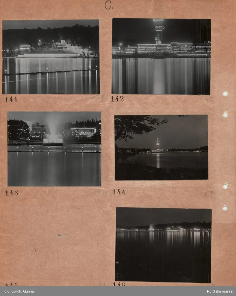 Motiv: (ingen anteckning) ;
Nattbild med vatten och exteriörer av byggnader på Stockholmsutställningen.