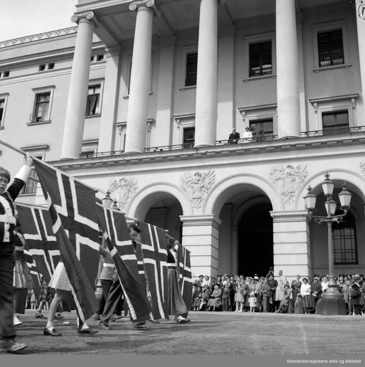 Flaggborgen passerer Slottet. 17. mai 1956. Kronprins Olav.