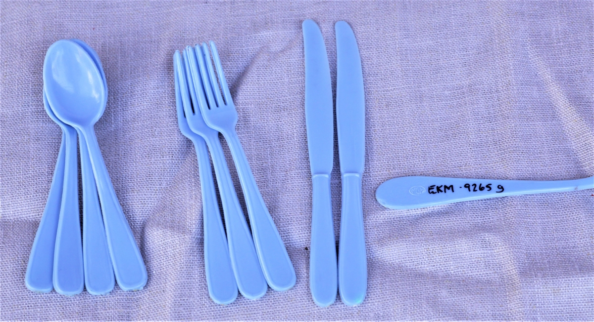 Leketøysbestikk som inneholder 4 skjeer, 3 gafler, 2 kniver, 1 stor gaffel.