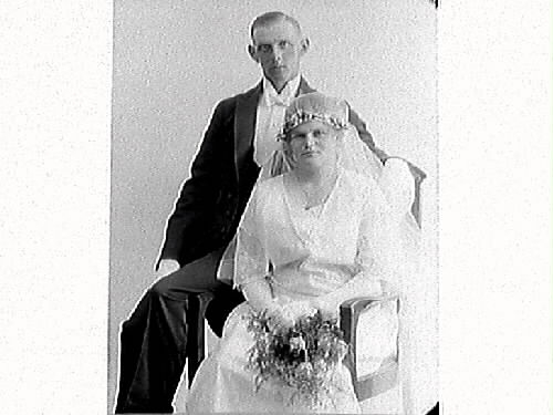 Hilma Bergman beställde bilderna och är troligen bruden på fotot. Brudpar. Bröllopsbild.