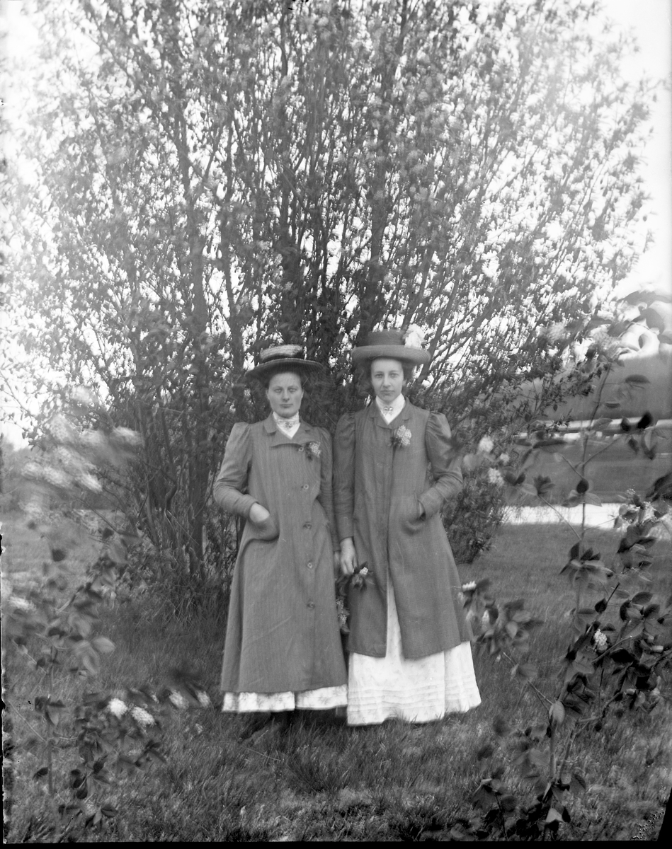 To damer med fine hatter - Inger Søhuus til høyre