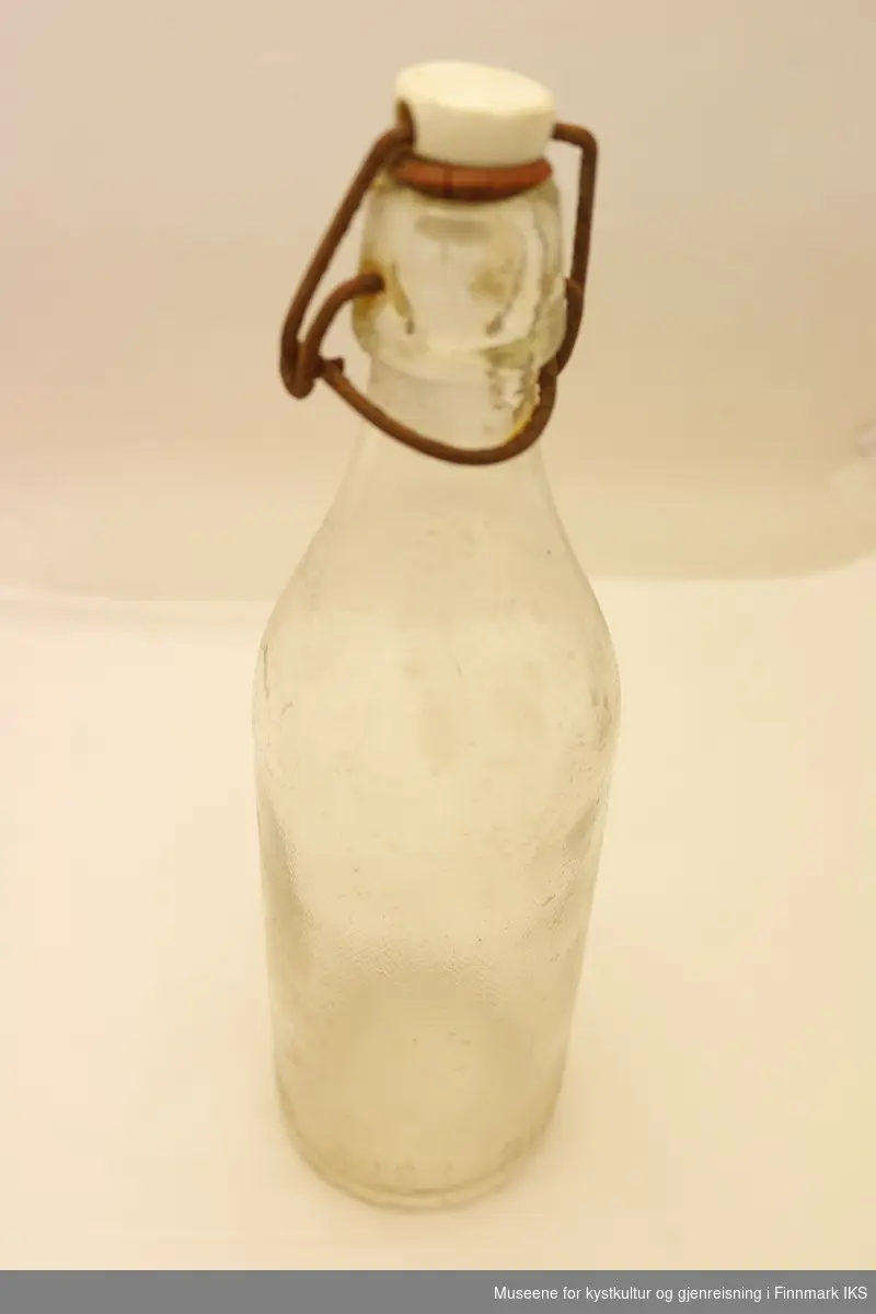 Glassflaske med porselenkork med gummiforsegler og jernfeste.