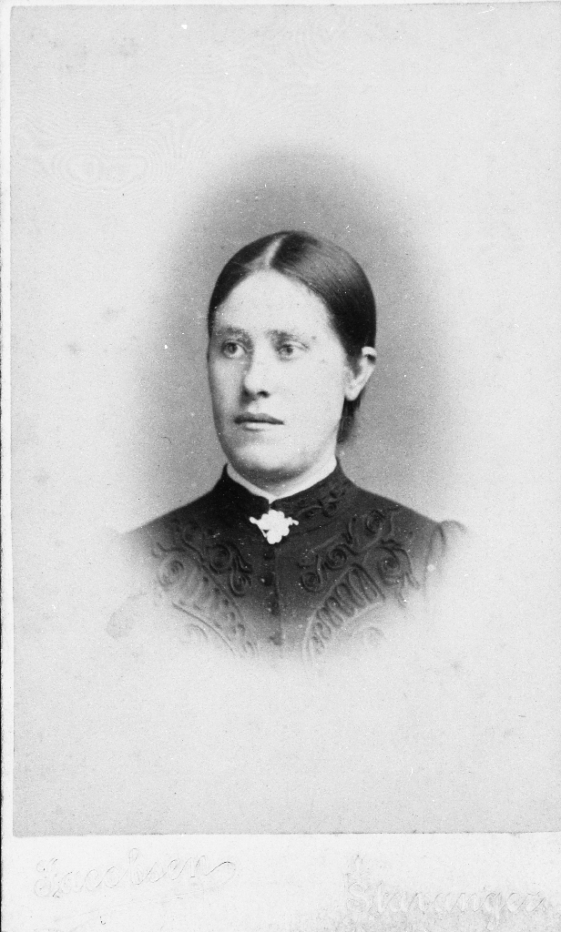 Ane Maria L. Undheim (1871 - ). Reiste til Amerika.