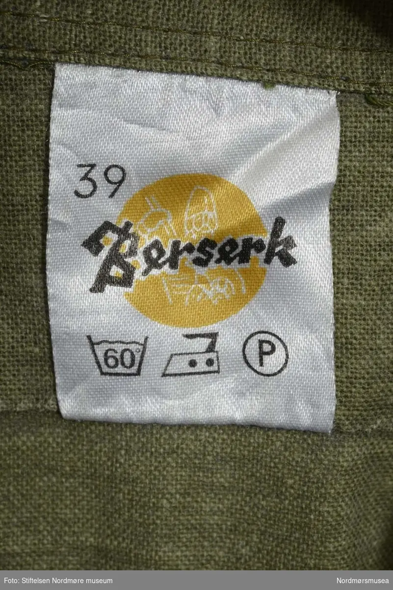 Skjorte merket Berserk nr.39. Skjorten har trykknapper og skulderklaffer