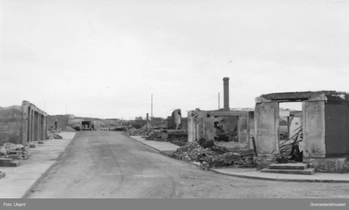 Kirkenes i ruiner etter krigen. Dr. Wessels gate med Ramberghjørnet til høyre.