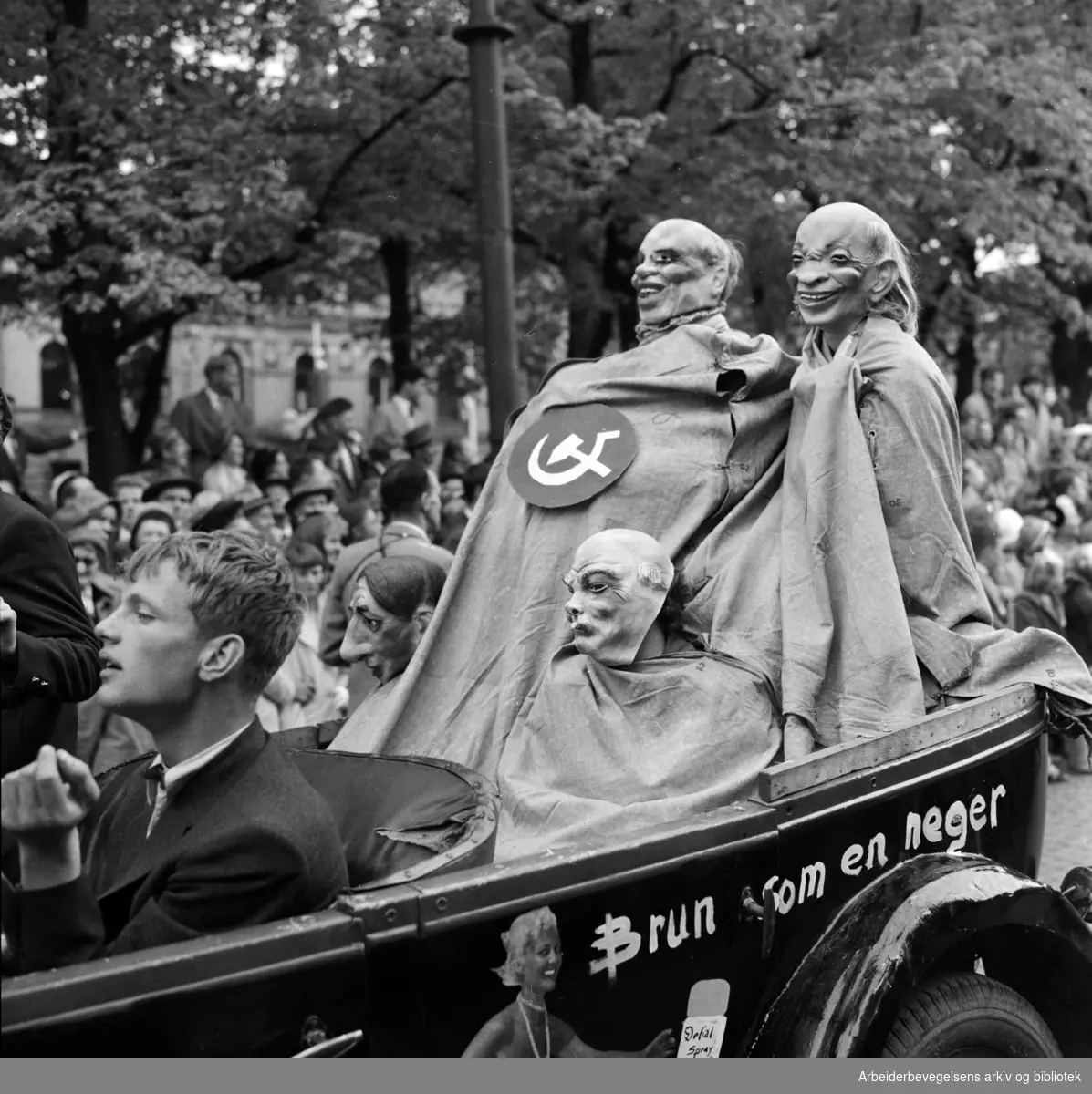 Russefeiring. Russebil. Russetoget, 17. mai 1959. Maskene skal forestille Charles de Gaulle, Winston Churchill, Nikita Khrusjtsjov (med hammer og sigd) og Dwight D. Eisenhower.