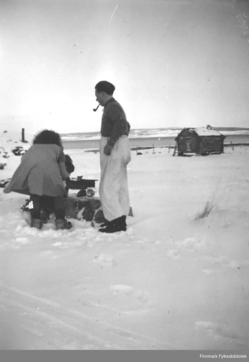 To søsken fotografert ute i snøen. De er Anna Marit Persen og Mathis Mathisen. Stedet er ukjent.