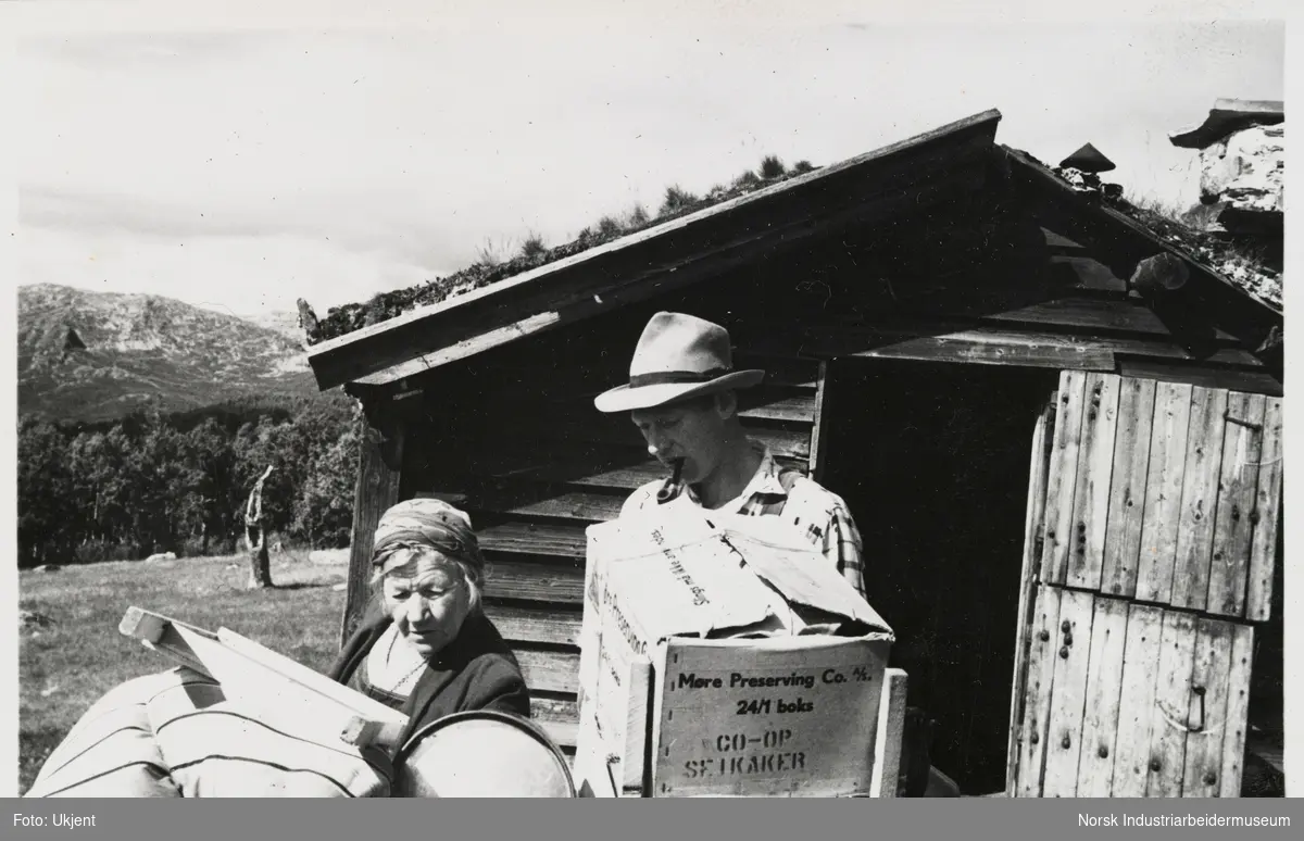 Margits "buferd". Mann og kvinne står ved eiendeler utenfor hytte i fjellet