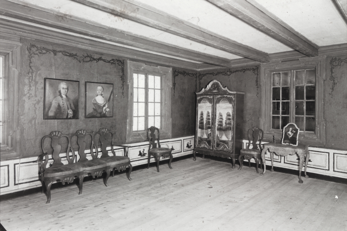 Interiør rokokkostil fra kapteinsgård, Brandval i Solør, opprinnelig fra midten av 1700-tallet. Utstilt i Bysamlingen på Norsk Folkemuseum.