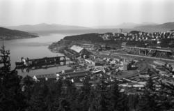Malmkaia, jernbaneverkstedet og lokomotivstallen i Narvik se