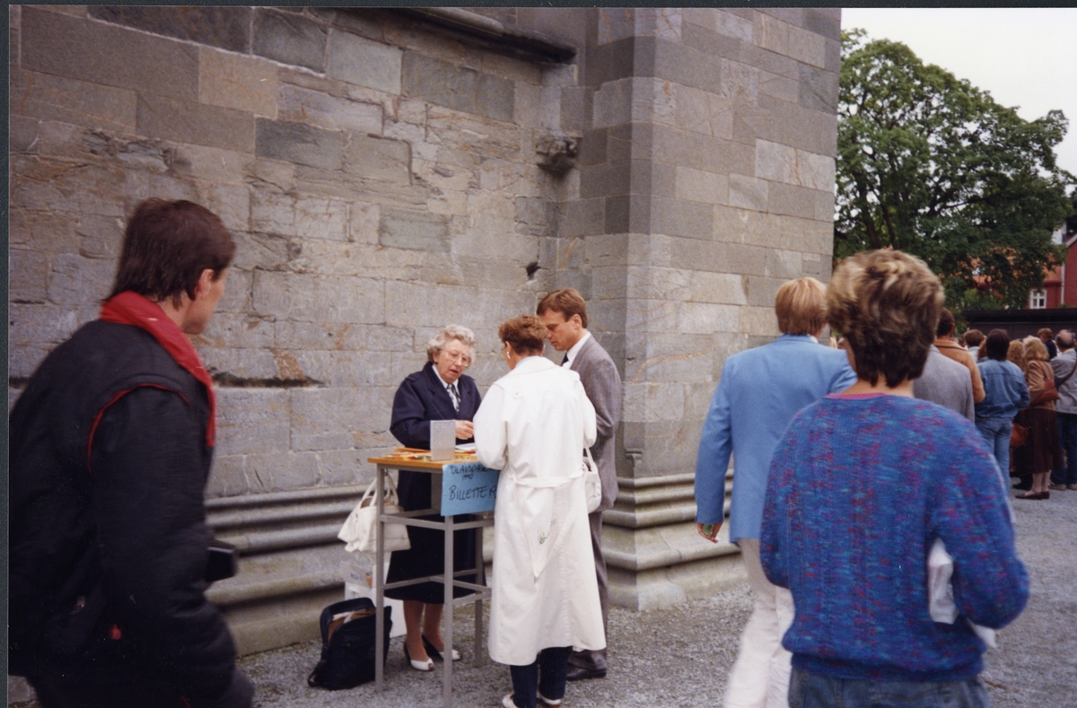Gudrun Ranum står og selger billetter for Olavsdagene i 1990 utenfor Nidarosdomen.