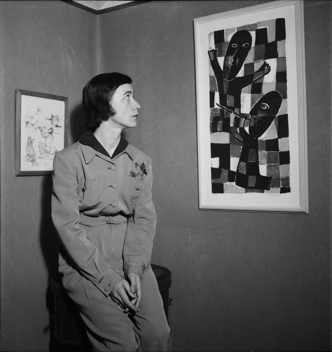 Författarinnan Sara Lidman tittar på en tavla, Uppsala 1954
