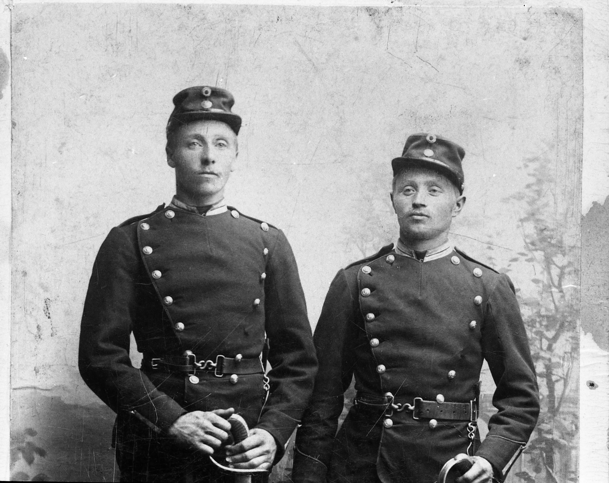 Avfotografert halvfigurs portrett av to uidentifiserte soldater.