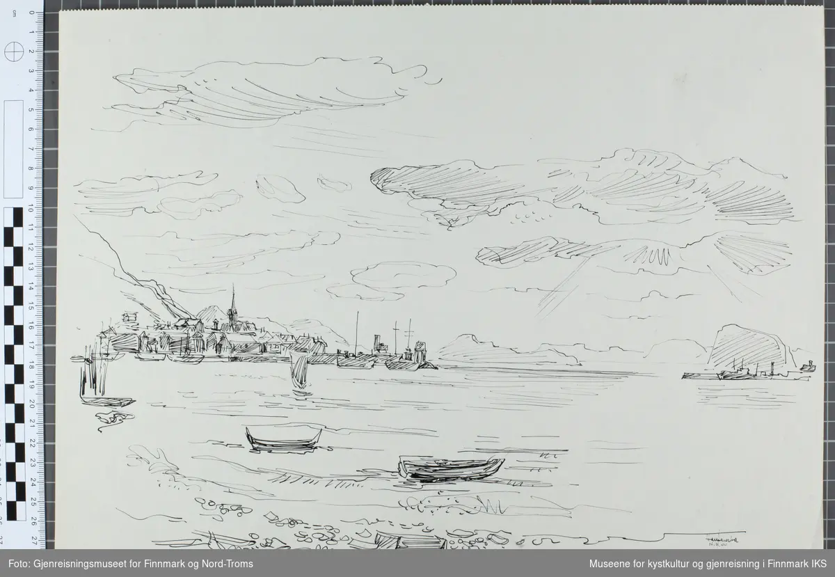 Tegningen viser Mollafjæra og robåter i forgrunnen og byen med kirka, havna, Håja og bydelen Fuglenes i bakgrunnen.