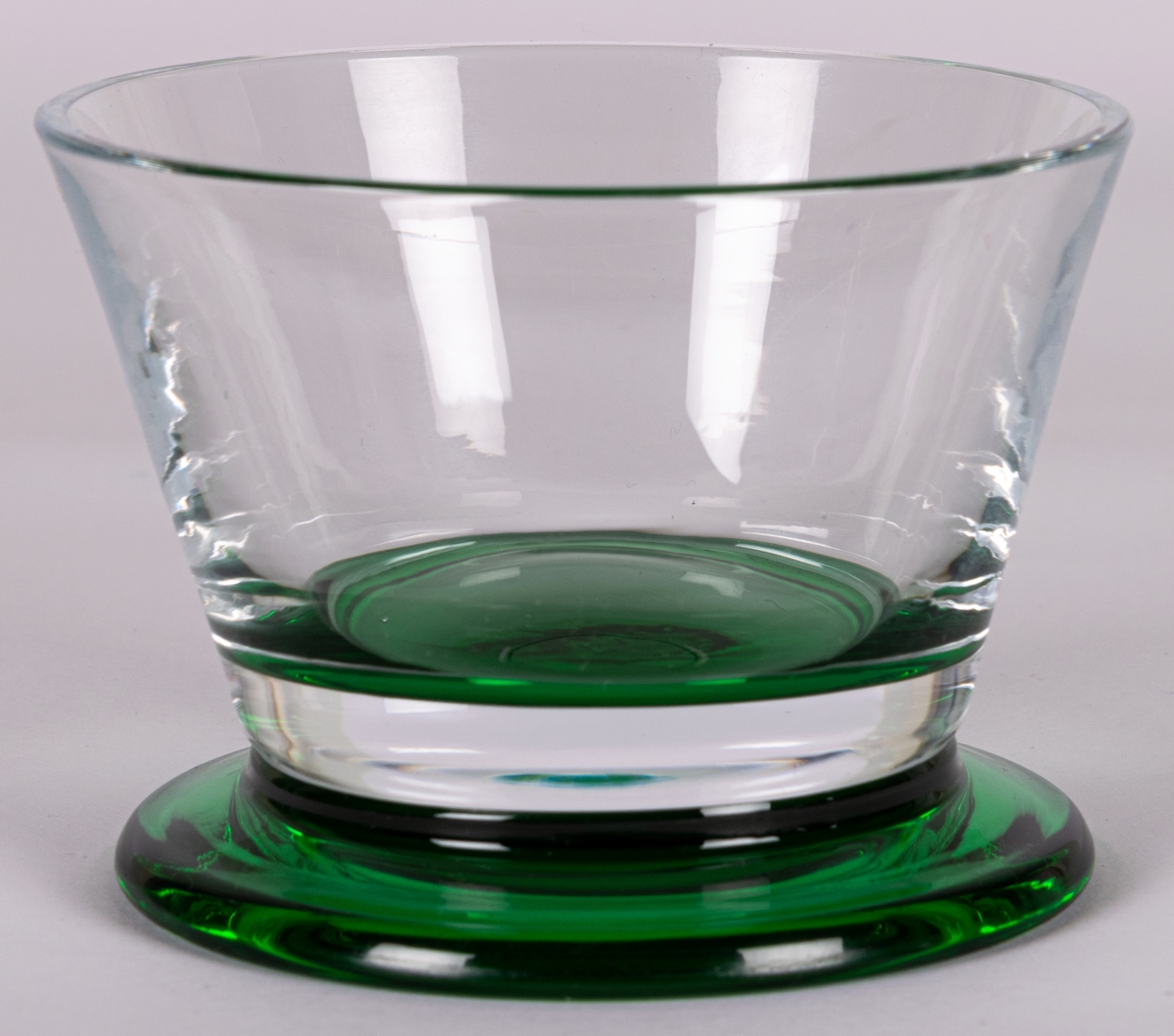 Sockerskålar, 2 st. Raka, utåtlutande sidor i ofärgat glas på låg, utkragad fot i grönt glas. Design Gunnar Cyrén för Orrefors Glasbruk.