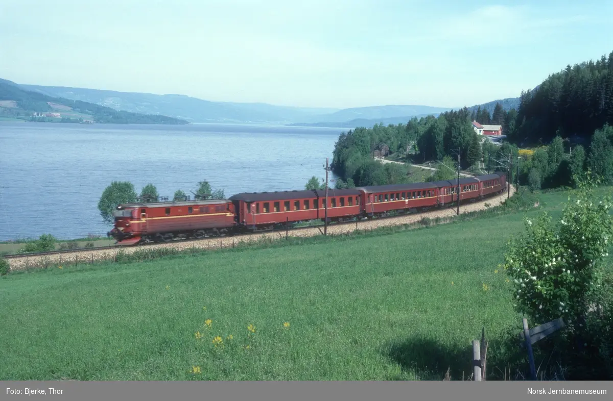 Elektrisk lokomotiv El 13 med hurtigtog 344 Lillehammer-Oslo ved Ring