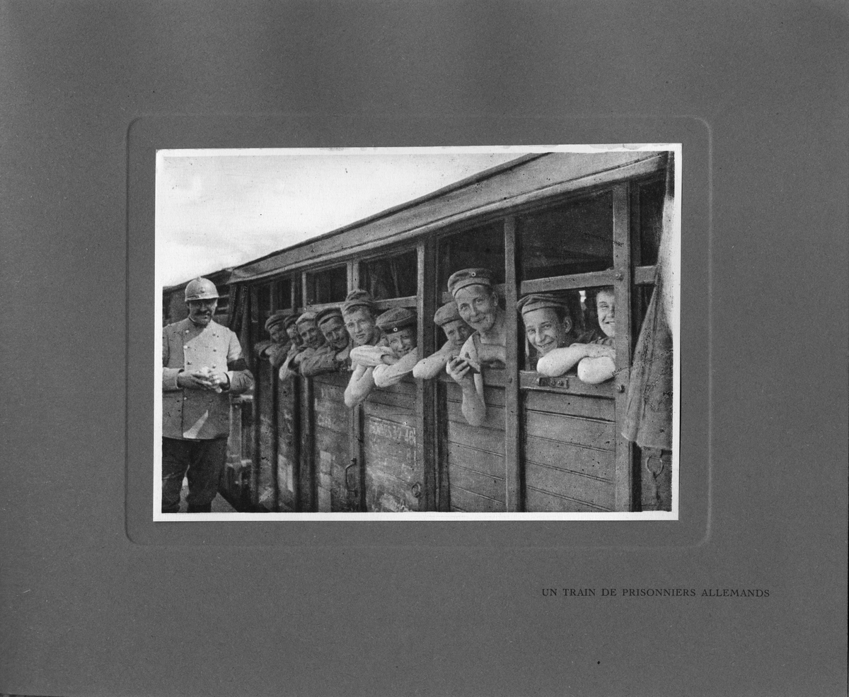 Text i fotoalbum: "Ett tåg med tyska fångar".