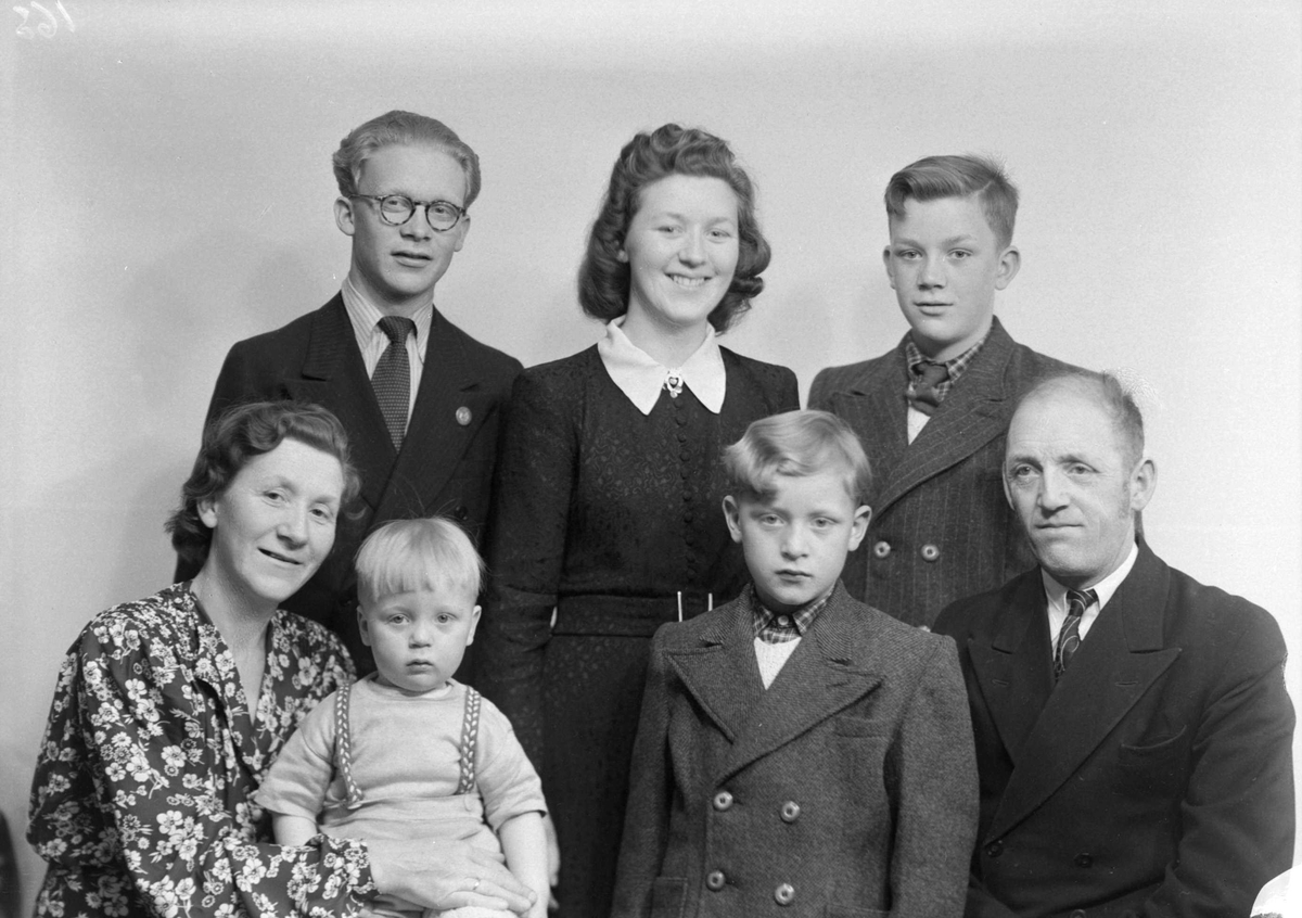 Lærer Einar Berg med familie